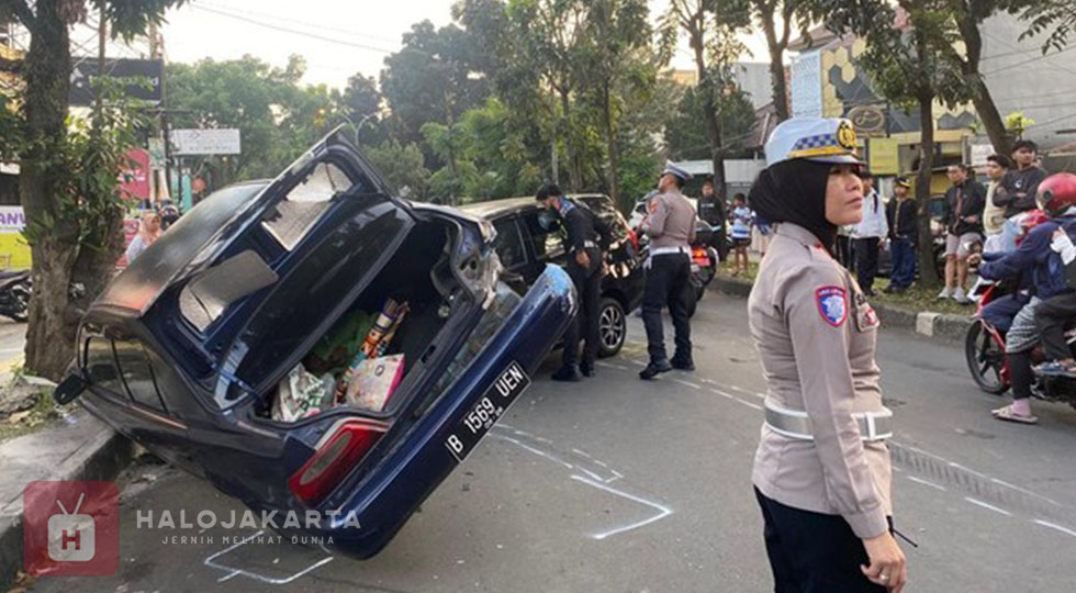 Dua Mobil Tabrakan di Bogor