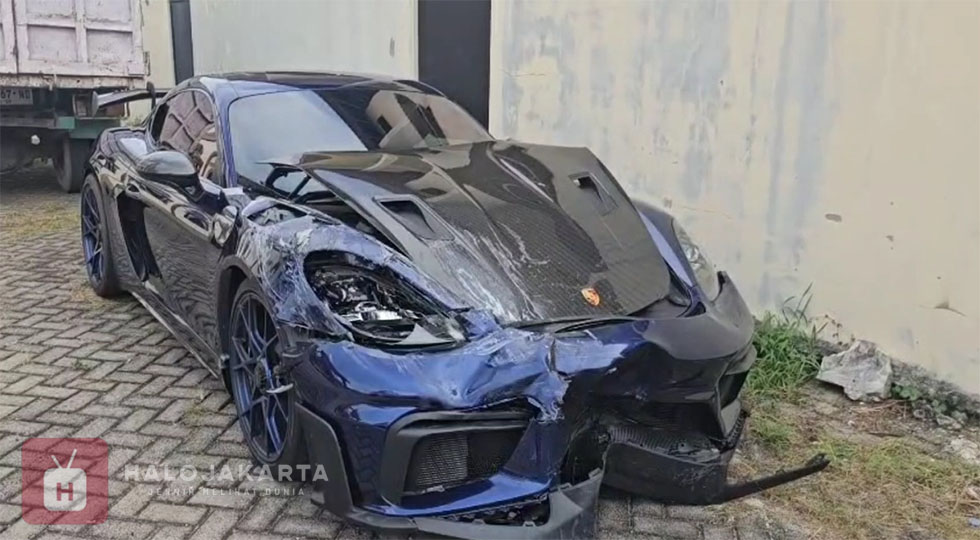 Porsche Tabrak Toyota Rush di Sidoarjo