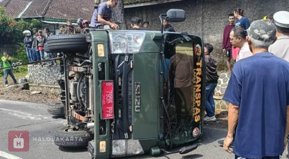 Mobil Lapas Tasikmalaya Terguling