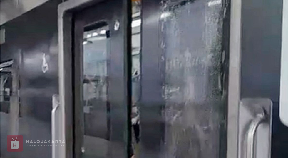 Pelempar Batu ke KRL