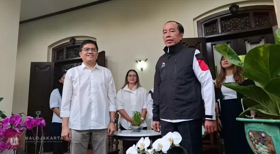 Jokowi Pamer Jaket PSI