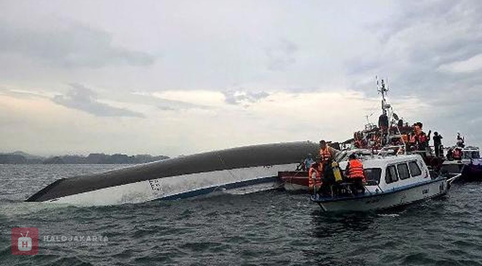 Kapal Wisata Terbalik di Ha Long Bay