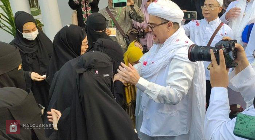 Bentrokan Warnai Ceramah Rizieq Shihab