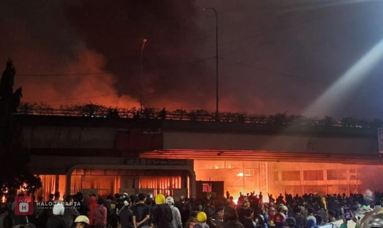 Halte Transjakarta Senen Hangus