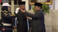 Prabowo Beri Tanda Kehormatan