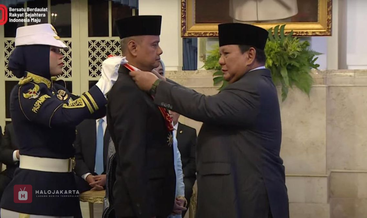 Prabowo Beri Tanda Kehormatan