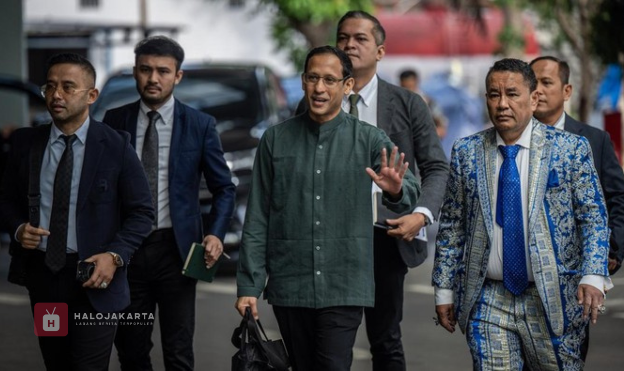 Istana Respons Hotman Paris