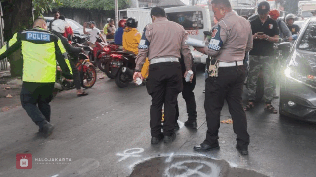 Gagal Nyalip, Pemotor Tewas Terlindas Minibus