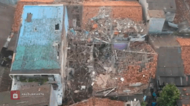 Ledakan Dahsyat Hancurkan Rumah