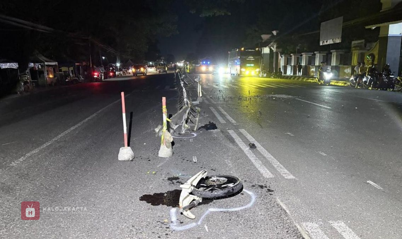 Pemotor Tewas Hantam Beton Pembatas Jalan