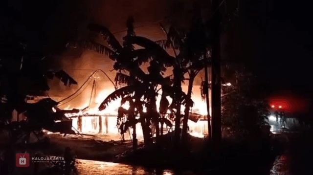 Kebakaran Ludeskan 2 Rumah di Bogor