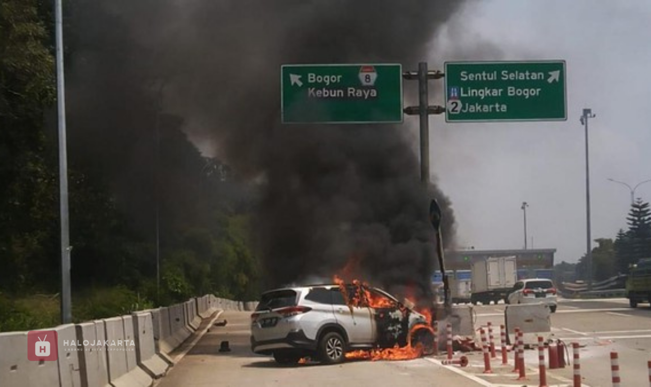 Kecelakaan Mobil Terbakar di KM 41 Jagorawi