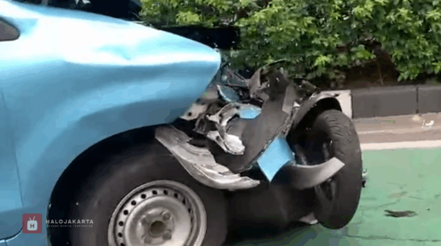 Kecelakaan Taksi Tabrak Sepeda Motor di Sudirman