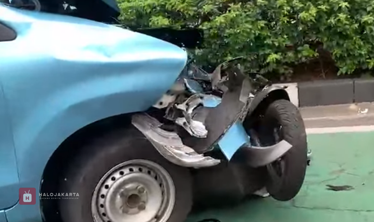 Kecelakaan Taksi Tabrak Sepeda Motor di Sudirman