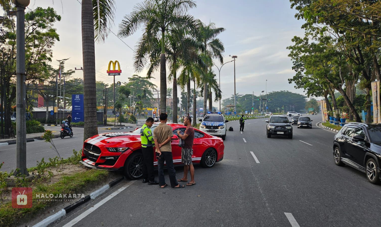 Ford Mustang Tabrak Pohon di Pekanbaru Ford Mustang Tabrak Pohon di Pekanbaru