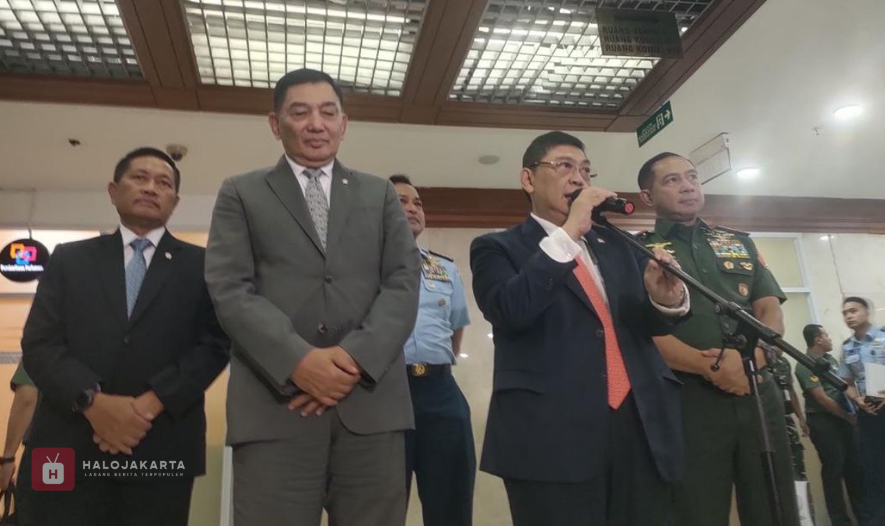 Komisi I DPR Rapat Tertutup dengan Menhan & Panglima TNI Komisi I DPR Rapat Tertutup dengan Menhan & Panglima TNI