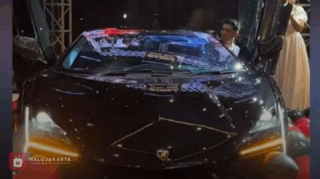 Lamborghini Revuelto Kado Ulang Tahun Bocah 9 Tahun