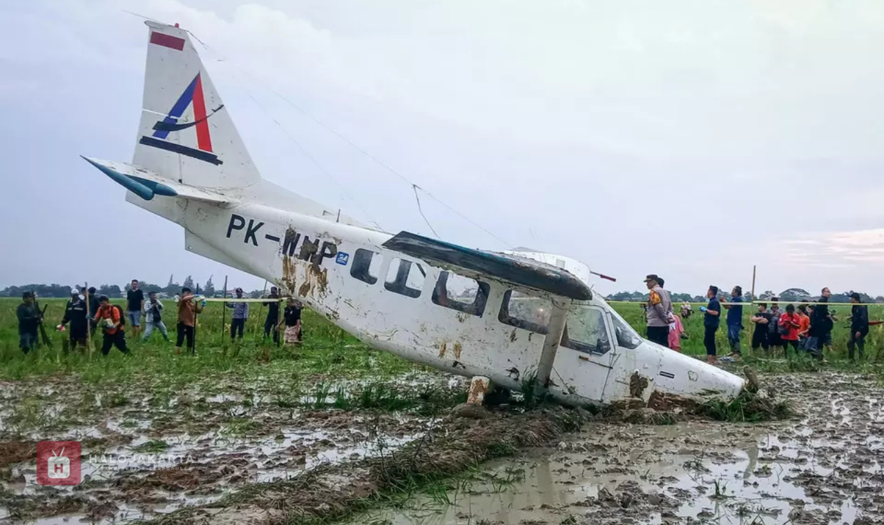 Pesawat Mendarat Darurat di Karawang Pesawat Mendarat Darurat di Karawang