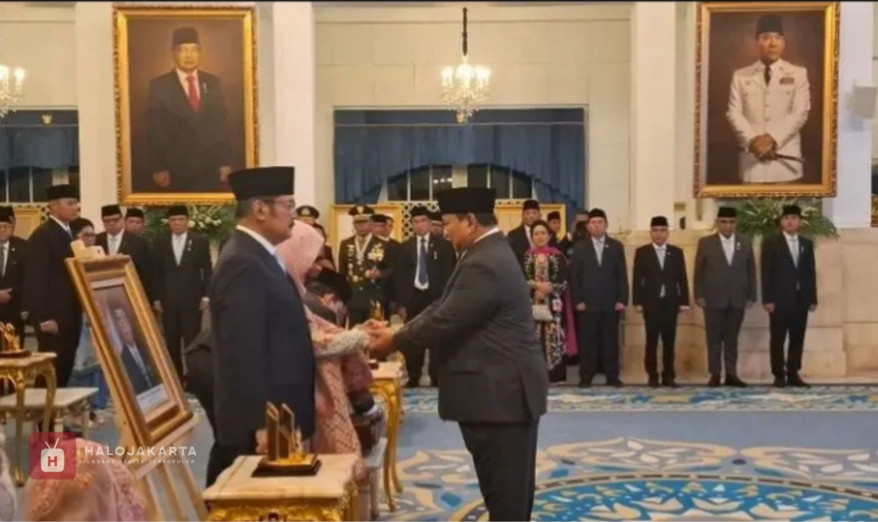 Prabowo Anugerahkan Gelar Pahlawan Nasional Prabowo Anugerahkan GelarPrabowo Anugerahkan Gelar Pahlawan Nasional Pahlawan Nasional