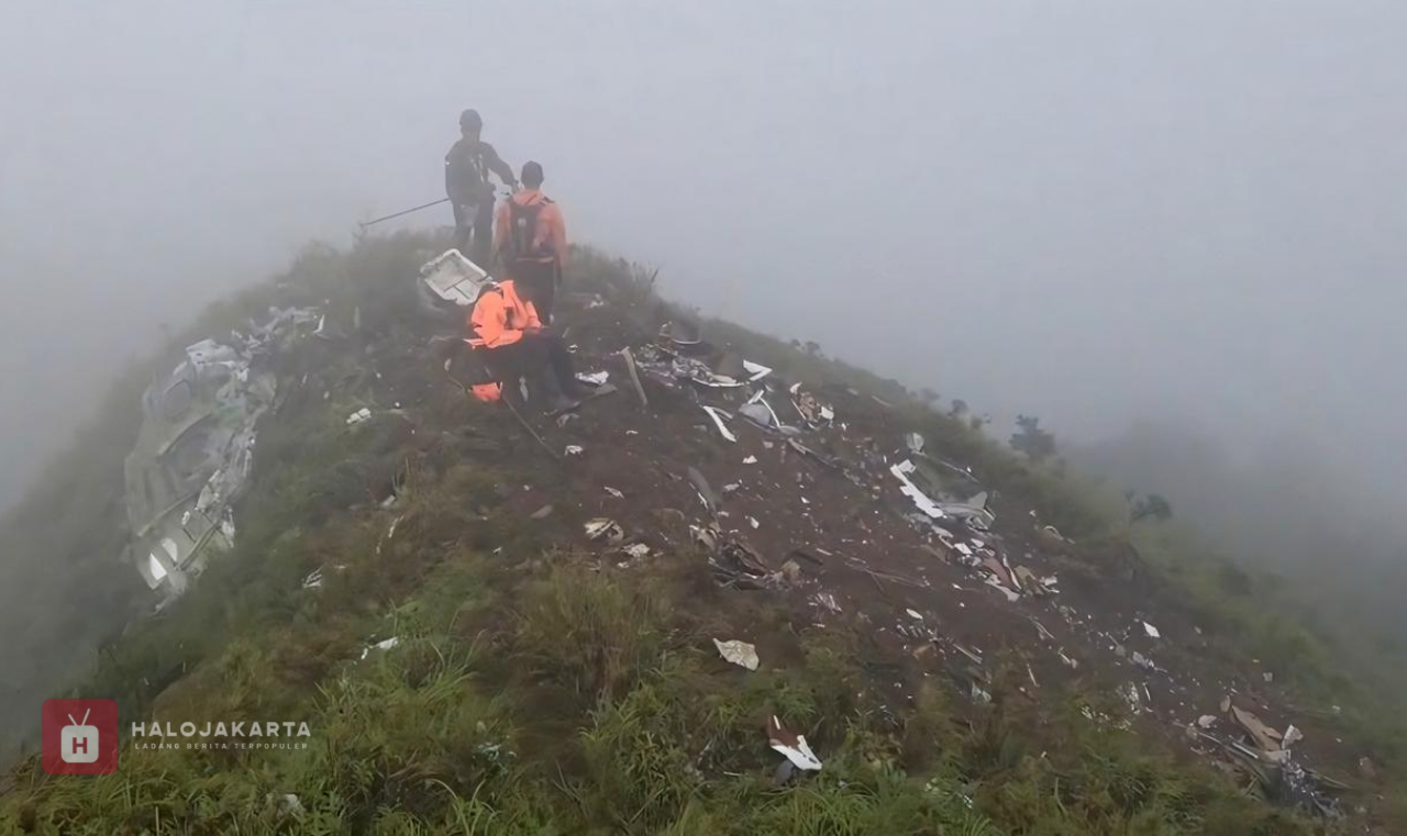 Pesawat ATR 42-500 Indonesia Air Transport Jatuh di Gunung Bulusaraung