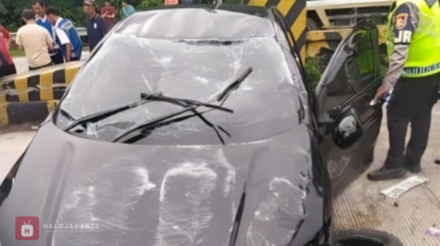 Sedan Hantam Pembatas Tol Jagorawi & Terbalik!