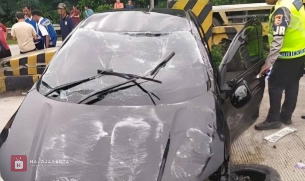 Sedan Hantam Pembatas Tol Jagorawi & Terbalik!