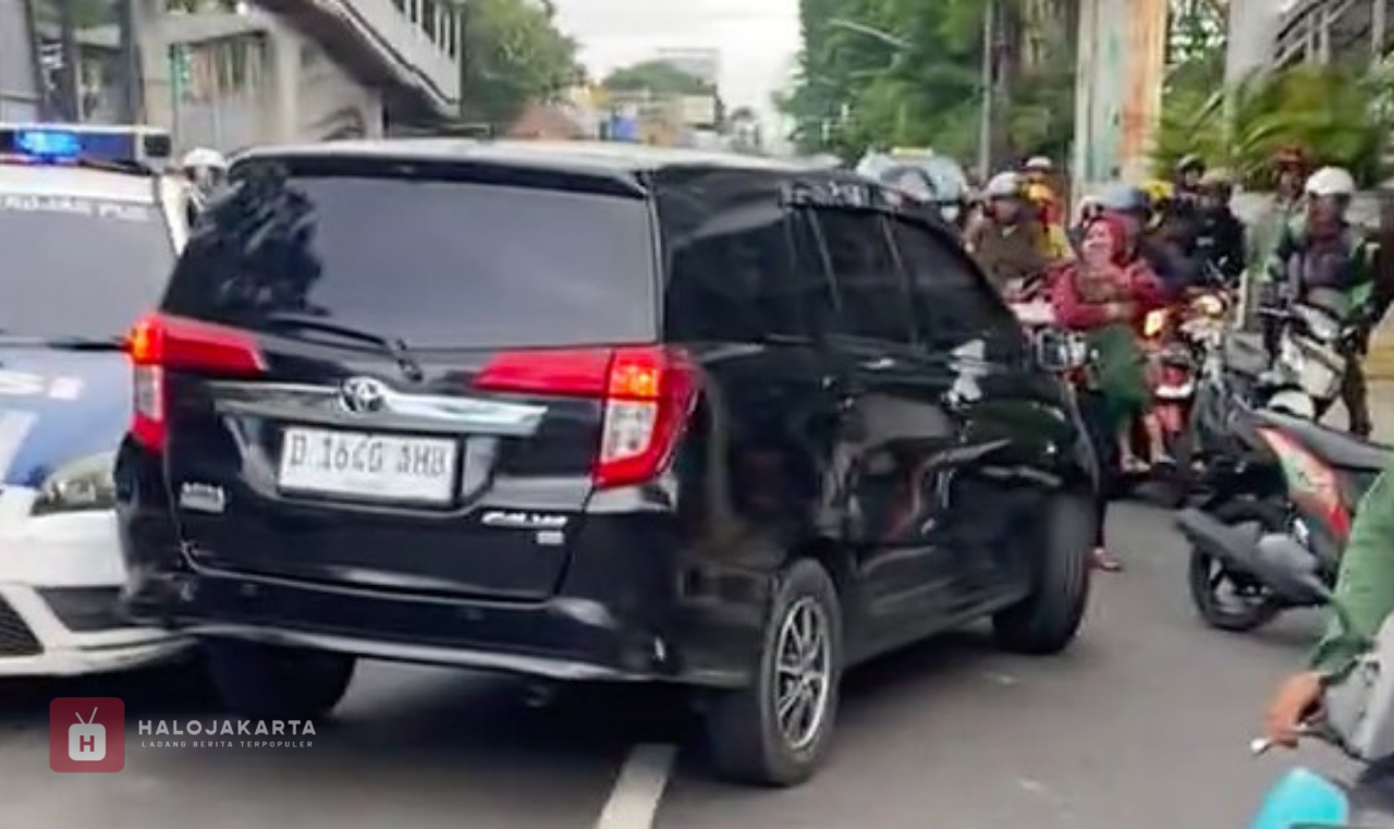 Mobil Gila-Gilaan Tabrak 4 Kendaraan di Jakpus