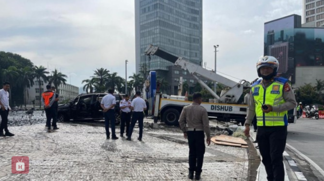Mobil Nyebur ke Kolam Air Mancur Bundaran HI Setelah Tabrak Pembatas Jalan