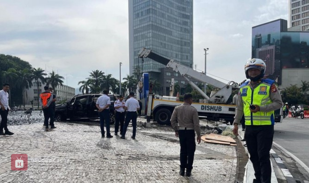 Mobil Nyebur ke Kolam Air Mancur Bundaran HI Setelah Tabrak Pembatas Jalan