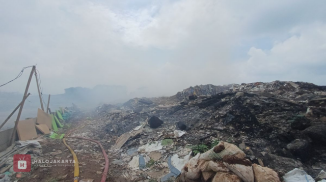 Kebakaran Tumpukan Sampah di Kelapa Gading