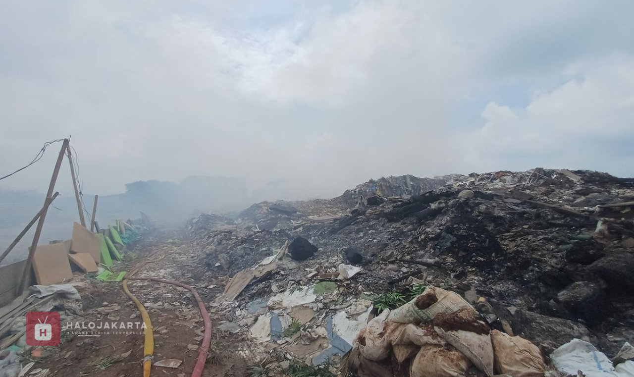 Kebakaran Tumpukan Sampah di Kelapa Gading